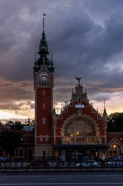 Gdansk, Polonya - 03 Ağustos 2023: Dramatik bulutların altındaki tren istasyonu