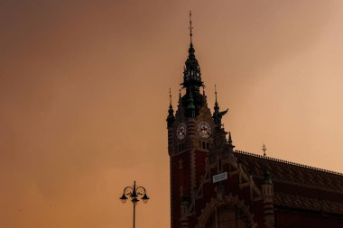 Hollanda neo-rönesans tarzında eski bir binanın kulesi. Gün batımı dramatik bulutlar