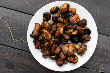 Izgara şampiyon mantarları yuvarlak tabakta