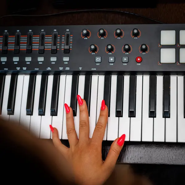 Γυναίκα Κόκκινα Νύχια Παίζει Ηλεκτρονικό Μουσικό Συνθεσάιζερ Πληκτρολόγιο — Φωτογραφία Αρχείου