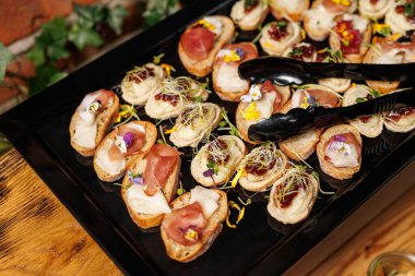 Düğün etkinliğinde bir çift sandviç.