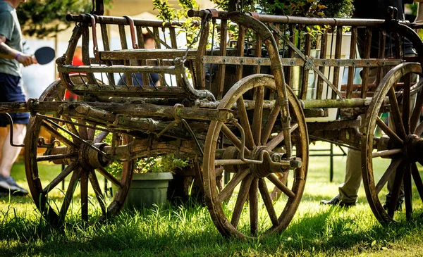 Старая Деревянная Повозка Дворе — стоковое фото