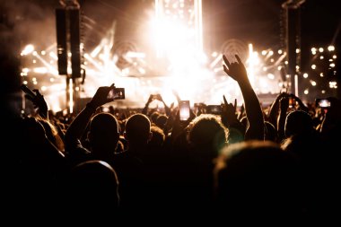 Büyük konser salonu sahneden önce mutlu izleyicilerle dolu..