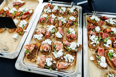 Düğün etkinliğinde bir çift sandviç.