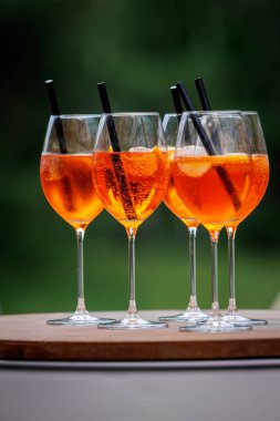 Aperol Spritz yaz kokteyli ile bir sıra gözlük..