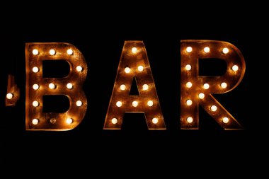 Bar tabelası. Parlayan ampullerle süslenmiş büyük metal harflerin yazıtları.