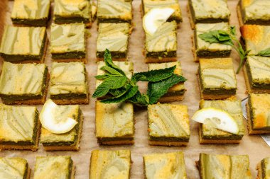 Açık büfede tatlı dilimler