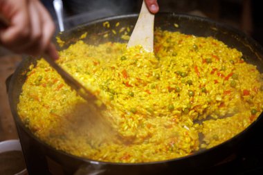 Kızartma tavasında pilav pişirmek.