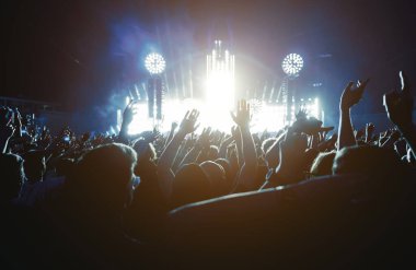 Bir sürü el, konserde kalabalık.