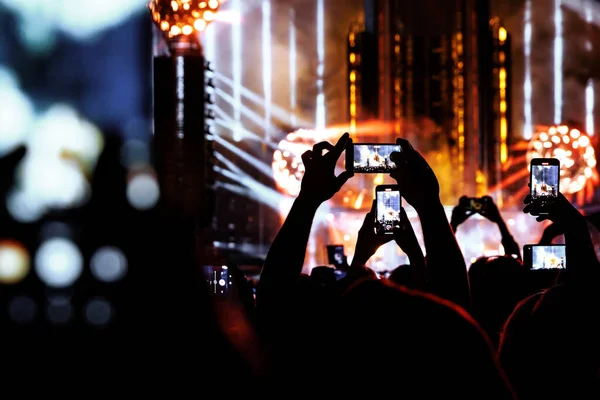 Foto Video Inhoud Maken Voor Sociale Netwerken Tijdens Het Concert Rechtenvrije Stockfoto's