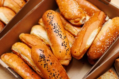 Taze susamlı çörekler yakın.