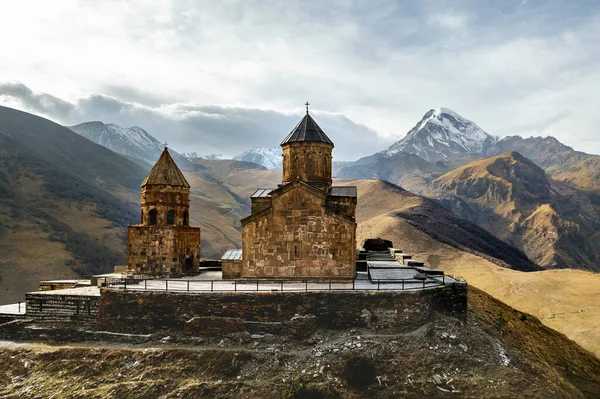 Kilise vadiye bakan bir uçurumun kenarında..