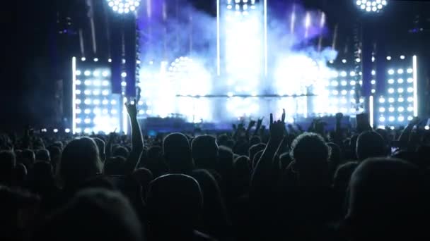 Multidão Num Concerto Com Mãos Palco Está Iluminado Com Luzes — Vídeo de Stock