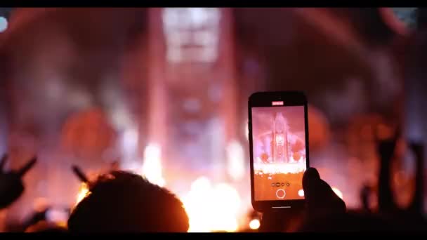 コンサートでは携帯電話を使ってビデオや写真を撮る人 — ストック動画