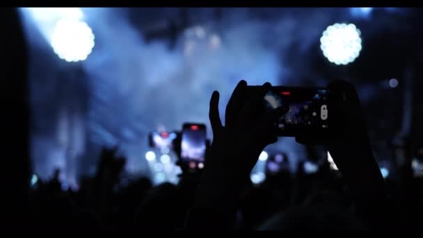 Silhuett Hand Med Mobilkamera Och Njuta Konserten — Stockvideo