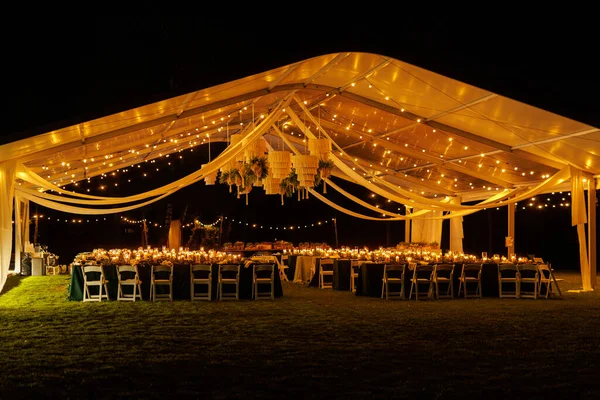 Sebuah Tenda Peristiwa Putih Besar Dihiasi Dengan Lampu String Berkilauan Stok Gambar