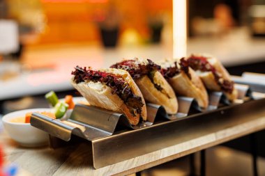 Lokantada bir şef tarafından hazırlanmış lezzetli bir yemek.