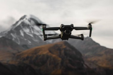 Küçük askeri hava aracı bilgi topluyor.