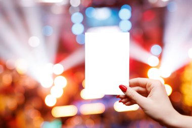 Parlak festival arkaplanının kartpostal modeli. İçeriğiniz için bulanık bokeh arkaplanlı beyaz kart