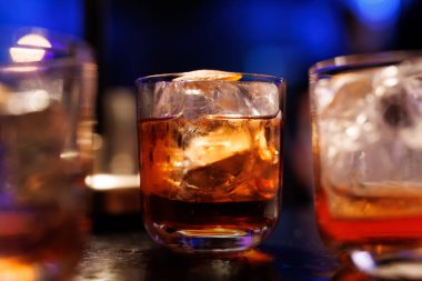 Masada alkol kokteyli, tezgahta viski ve rom.