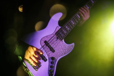 Müzisyen rock festivalinde sahnede bas gitar çalar