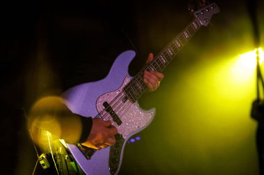 Bass gitaristi rock grubuyla canlı konser veriyor..
