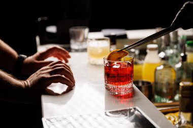 Barmen barda alkol kokteyli yapıyor.,