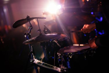 Bir rock konserinde davulcu sopası ve davul setinin ayrıntıları.