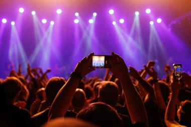 Cep telefonu kamerasıyla kaydedilen canlı bir konserde büyüleyici bir an yaşanıyor.