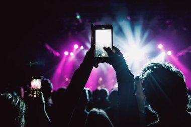 Cep telefonu kamerasıyla kaydedilen canlı bir konserde büyüleyici bir an yaşanıyor.