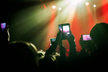 Coşkulu Konser Kalabalığı Yaz Festivalinde Anı Yakalıyor