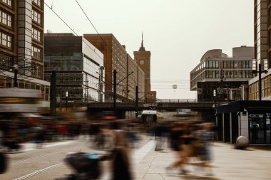 Berlin şehri hayatı. İnsanlar Alexanderplatz 'da toplanıyor.