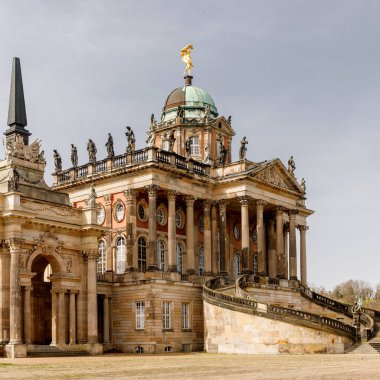 Potsdam Üniversitesi kampüsü Sanssouci Park yakınlarındaki New Palace, Potsdam, Almanya