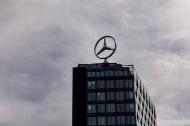 Berlin, Almanya - 1 Nisan 2024: Mercedes ofis çatısının logosu