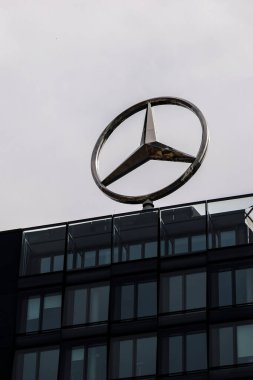 Berlin, Almanya - 1 Nisan 2024: Mercedes ofis çatısının logosu