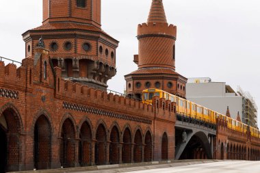 Sarı Berlin metro treni tarihi Oberbaum Köprüsü 'nde