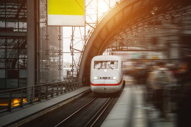 Yüksek hızlı tren, mimari açıdan etkileyici bir istasyona doğru süzülüyor.