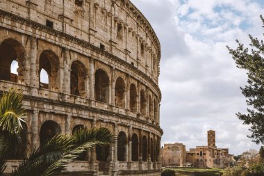 Roma Kolezyum cephesinde ünlü kemerler. Baharda Kolezyum