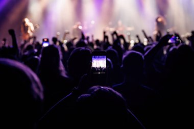 Canlı müzik etkinliği, seyircilerden birinin muhteşem ışık gösterisini ve müzik konserini kaydetmesi.