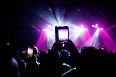 Konserin video kaydı cep telefonundan veya akıllı telefondan yapılmış..