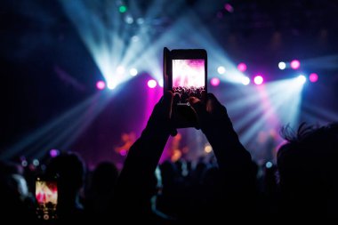 Cep telefonu kamerasıyla kaydedilen canlı bir konserde büyüleyici bir an yaşanıyor.