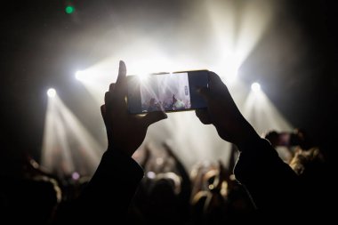 Konserin video kaydı cep telefonundan veya akıllı telefondan yapılmış..
