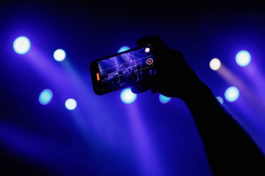 Cep telefonu kamerasıyla kaydedilen canlı bir konserde büyüleyici bir an yaşanıyor.