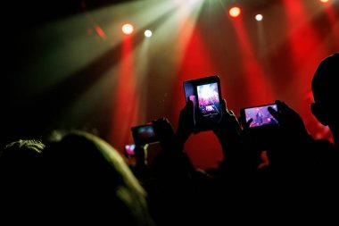 Cep telefonu kamerasıyla kaydedilen canlı bir konserde büyüleyici bir an yaşanıyor.