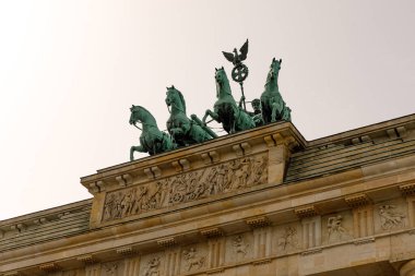 Berlin 'deki Brandenburg Kapısı' nın tepesindeki Quadriga..