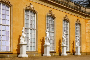 Almanya 'nın Potsdam kentindeki Beyaz Sans Souci saray heykelleri