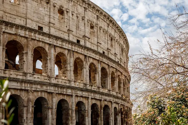İlkbaharda Roma Kolezyumu cephesinde kemerler