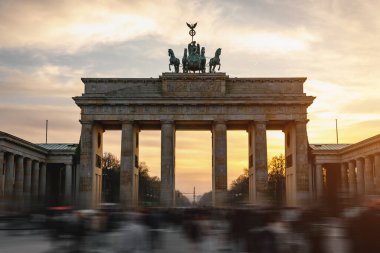 Gün batımında Berlin 'deki Brandenburg Kapısı