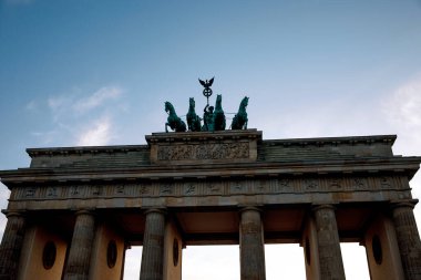 Berlin 'deki Brandenburg Kapısı' nın tepesindeki Quadriga..