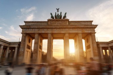 Berlin 'deki Brandenburg Kapısı yakınında turistler toplandı.